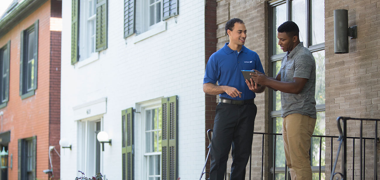 A movers discusses with a client.